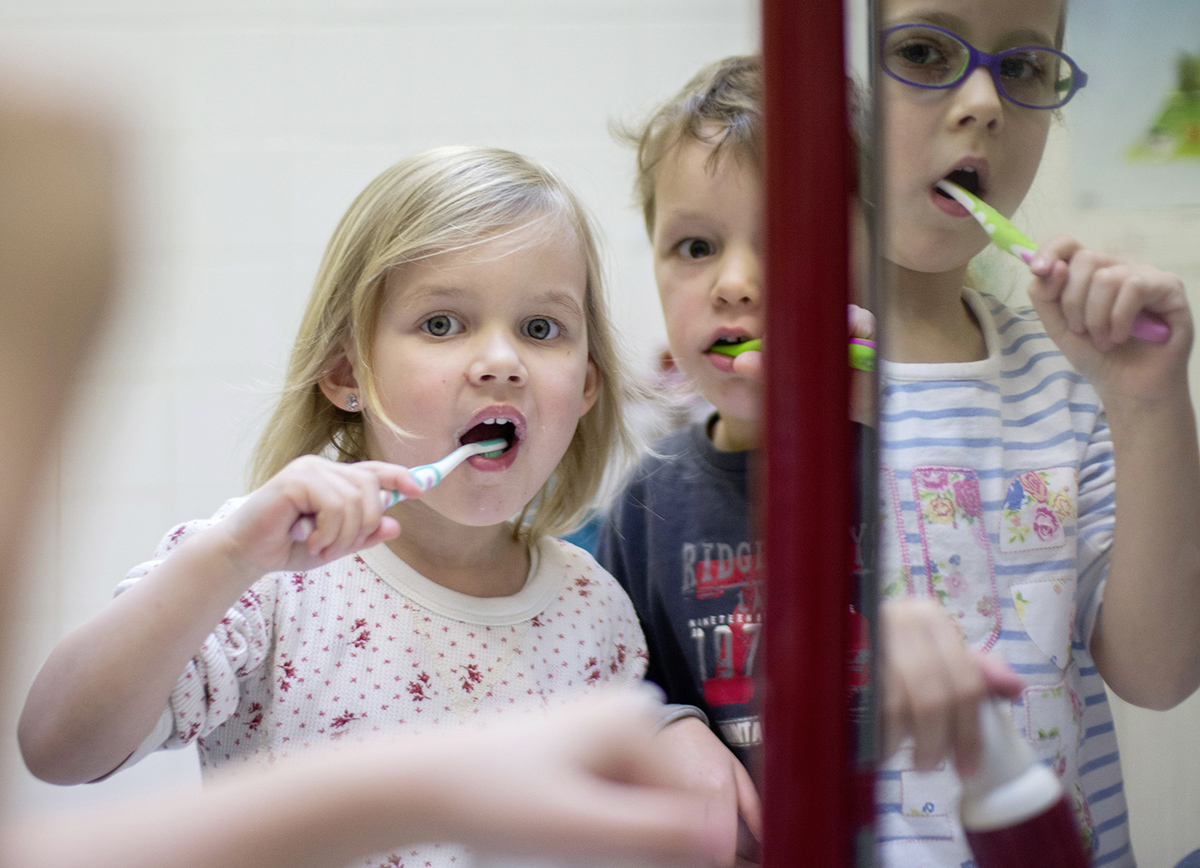 Children brushing their teeth at Kindertagesstätte Broderstorf