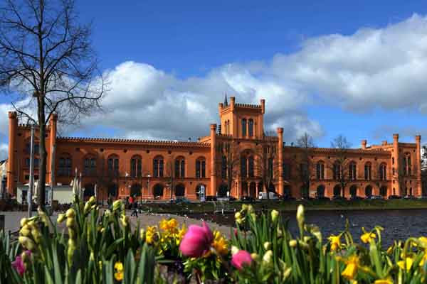 The Ministry of the Interior, Building and Digitalisation Mecklenburg-Vorpommern with flowers in the foreground © C. Kettler The Ministry of the Interior, Building and Digitalisation Mecklenburg-Vorpommern with flowers in the foreground